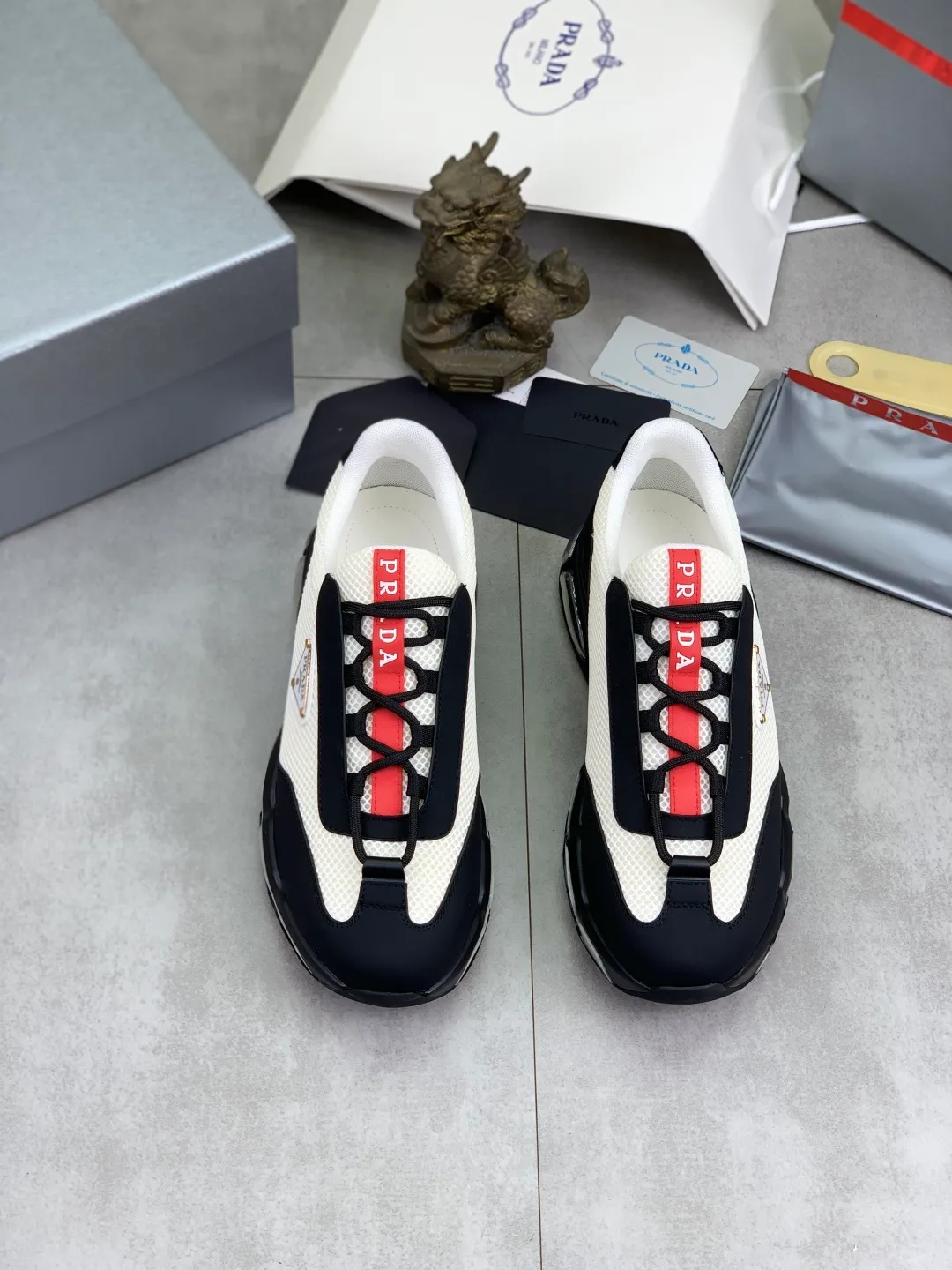 Men's men's shoes 💰P660 💰[New model] The top version is now available on the official website, 🆘 Air-cushion shock-absorbing thick-soled trendy brand (Prada) is the main popular model, avant-garde and versatile fashionable men's shoes, private version mold opening, cowhide surface splicing 1:1.. Simple fashion, original imported cowhide feet; the atmosphere and personality are more fashionable, eye-catching and pursuing class. It will subvert the old idea and be a must-have for fashion trendsetters with you! Must keep it for yourself ! Tall and comfortable, large and low, high-end quality workmanship. Code number: 38-45; 4 colors available.